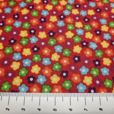 Fröhlicher Patchworkstoff mit kleinen bunten Streublümchen