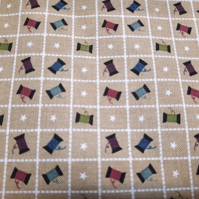 Patchworkstoff mit Nähutensilien, kleine Garnrollen