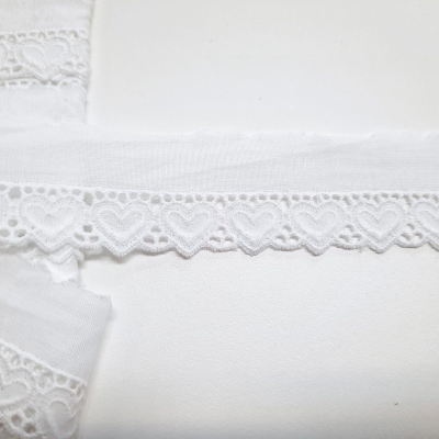 Batistborte weiss Herzen 2,7 cm