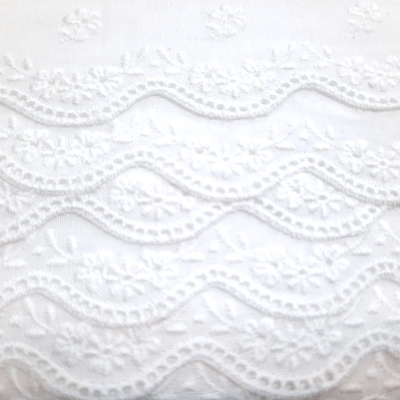 Batistborte weiss filigran mit Blüten 4,5 cm
