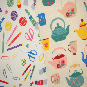 Dekostoff mit Kannen und Tassen bunt