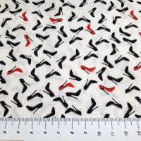 Patchworkstoff mit Pumps weissgrundig schwarz und rot