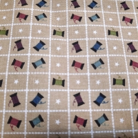 Patchworkstoff mit Nähutensilien, kleine Garnrollen
