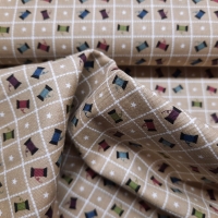 Patchworkstoff mit Nähutensilien, kleine Garnrollen
