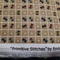 Patchworkstoff mit Nähutensilien, kleine Garnrollen
