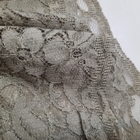 Spitze taupe mit beidseitigem Bogenrand