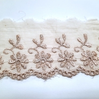 Batistborte mit Bogenrand und goldener Stickerei 7,3 cm