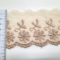 Batistborte mit Bogenrand und goldener Stickerei 7,3 cm