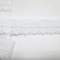 Batistborte weiss Herzen 2,7 cm