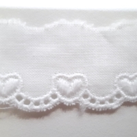 Batistborte weiss Herzen 2,7 cm