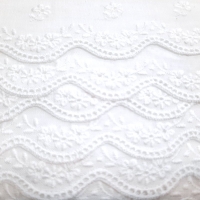 Batistborte weiss filigran mit Blüten 4,5 cm
