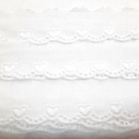 Batistborte weiss filigran mit Blüten 4,5 cm