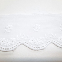 Batistborte weiss filigran mit Blüten 4,5 cm