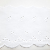 Batistborte weiss  mit Blüten 8,5 cm