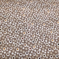 Patchworkstoff mit bunten Punkten braun
