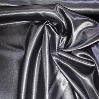Satin schwarz