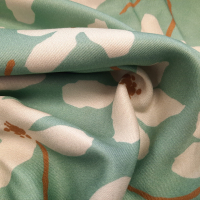 Light&Lush Viskose mint mit Blumen